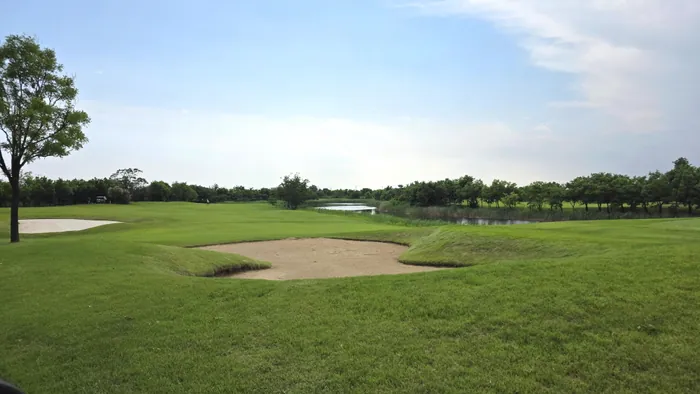 넓은 벙커가 놓인 페어웨이와 파란 하늘