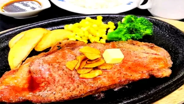 철판에 나오는 소고기 스테이크